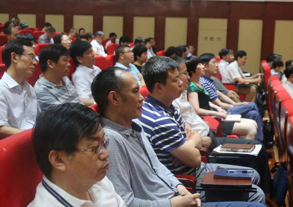 师生认真聆听报告 437ccm必赢国际官网