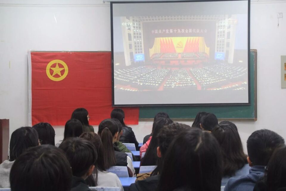 各班级在教室观看开幕式 437ccm必赢国际官网