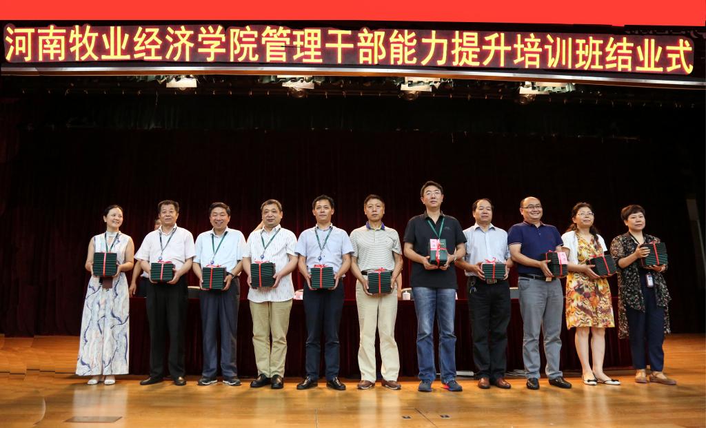 各组代表上台领取结业证 437ccm必赢国际官网